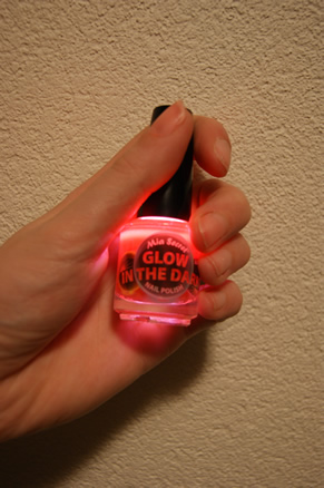 Glow in the Dark Nagellak in het licht.